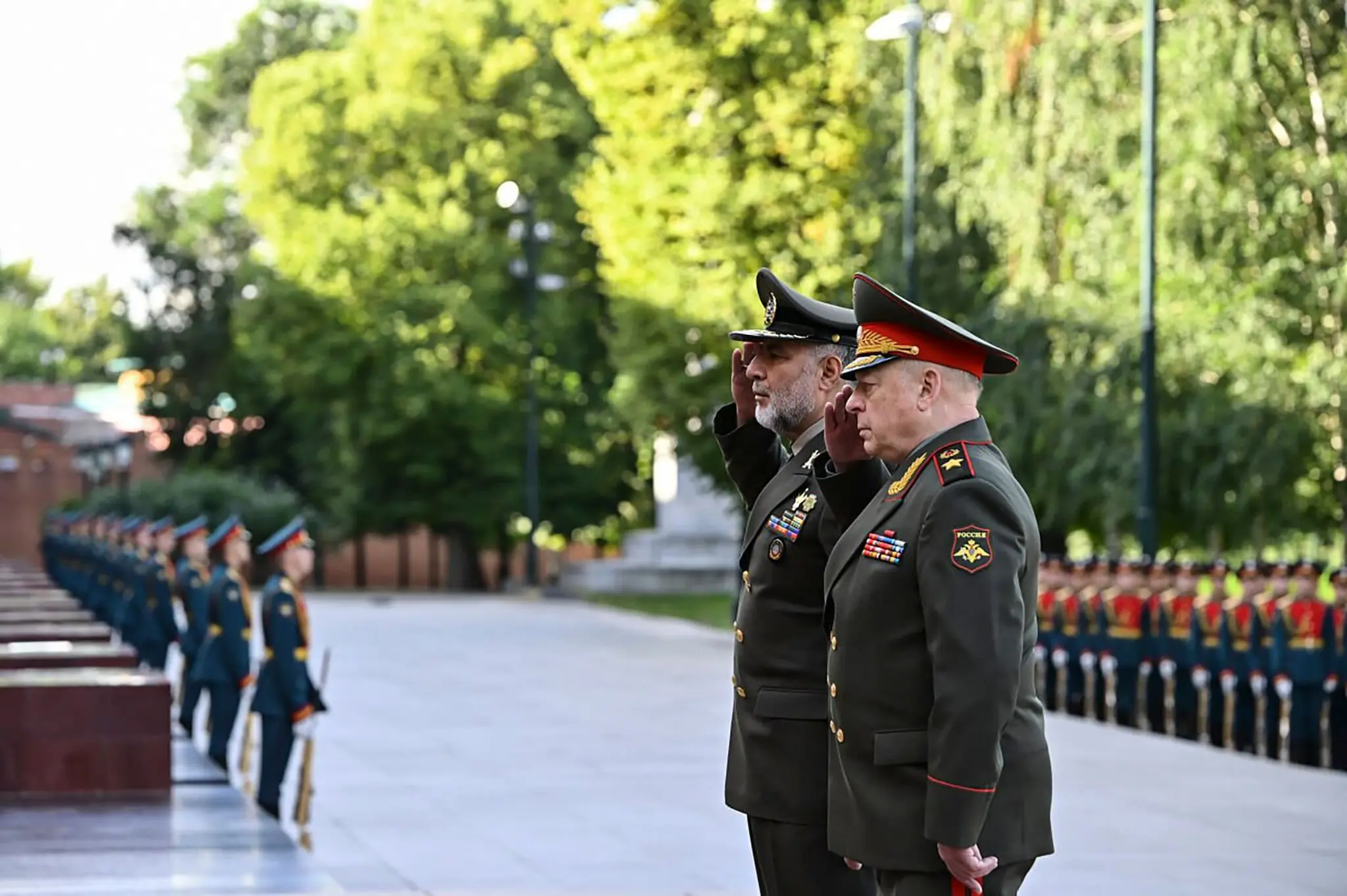 Фото, оприлюднене Міноборони Росії. Генерал Кіумарс Гейдарі з Ірану та генерал Олег Салюков з Росії в Москві в понеділок. Іран 